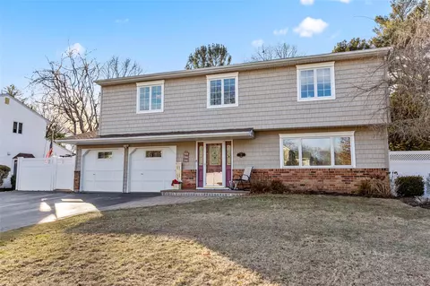 28 Sandra Dr, Hauppauge, NY 11788