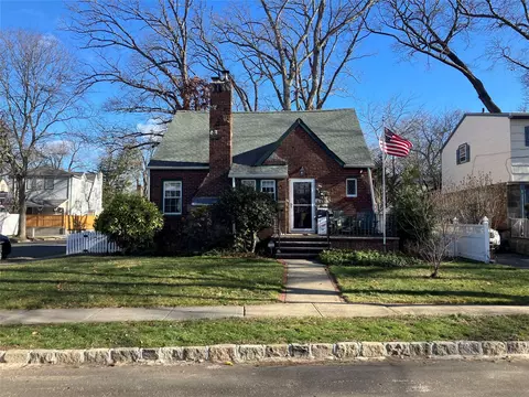 102 Stevenson St, Lynbrook, NY 11563