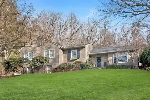 81 Cross Ridge Rd, New Castle, NY 10514