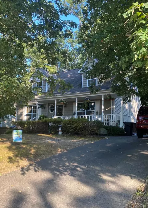 108 Lakeside Trl, Ridge, NY 11961