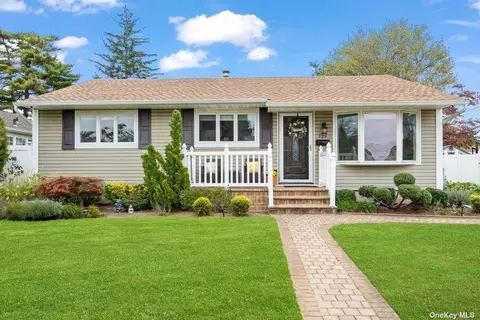 725 Meisser St, Franklin Square, NY 11010