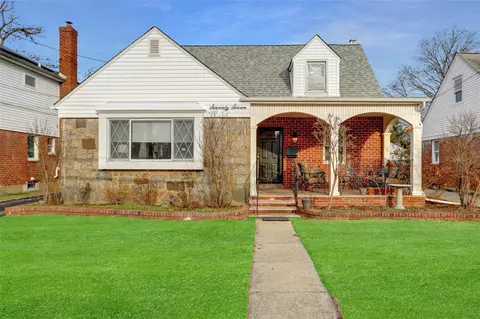 77 Evans St, North Hempstead, NY 11040