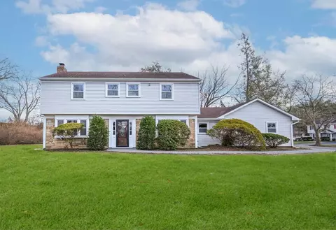 18 Mapleshade Ln, Stony Brook, NY 11790