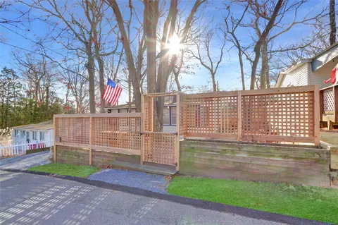 11 Cottage Rd, Calverton, NY 11933