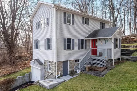 13 Hemlock Dr, Mahopac, NY 10541