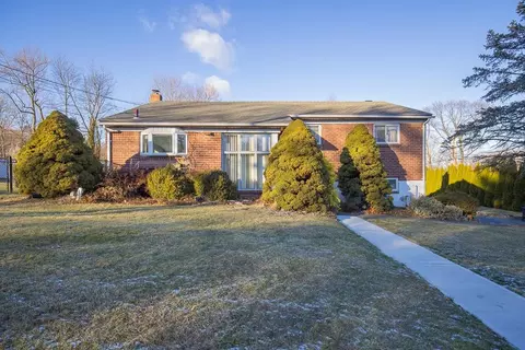 69 Silver Birch Ln, Nanuet, NY 10954