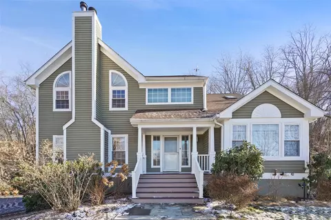 8 Perry St, Cortlandt, NY 10567