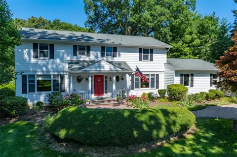 7 Rough Riders Ct, Cold Spring Harbor, NY 11724