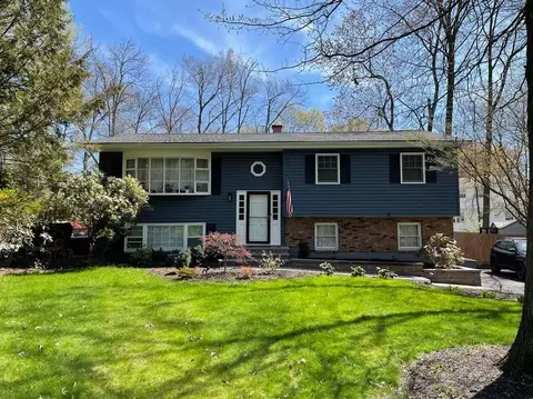 4 Hedge Row, Clarkstown, NY 10956