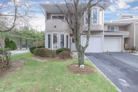 83 Kristin Ln #83, Hauppauge, NY 11788