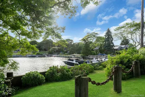 2360 Peconic Bay Blvd, Laurel, NY 11948