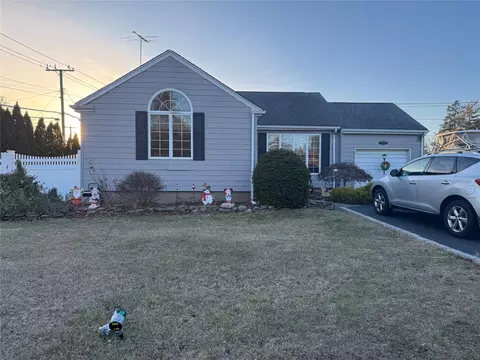 301 7th St N, West Babylon, NY 11704