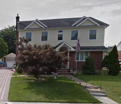 1030 Maple Ln, North Hempstead, NY 11040