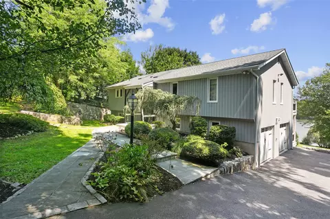 70 Lake Dr, Mahopac, NY 10541