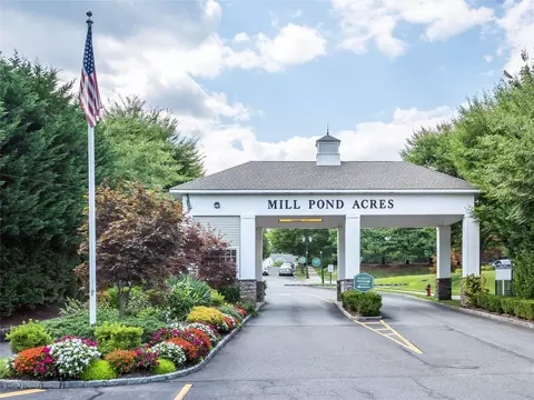 96 Pond View Dr, North Hempstead, NY 11050
