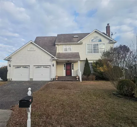 15 Lea Ave, Manorville, NY 11949