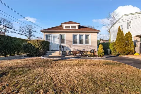 15 E Cedar St, Massapequa, NY 11758