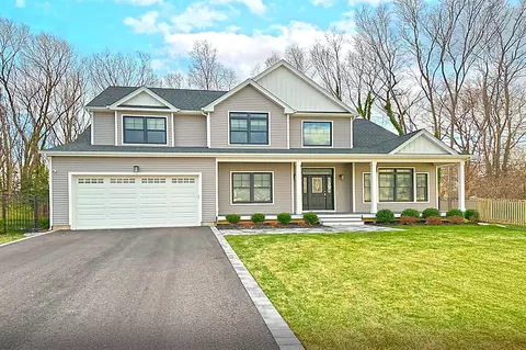 3 Marchant Dr N, Saint James, NY 11780
