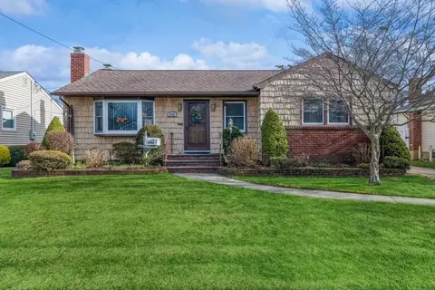 676 Pleasant Ave, North Hempstead, NY 11590