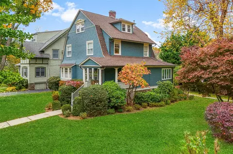 7 Thompson Pl, Larchmont, NY 10538