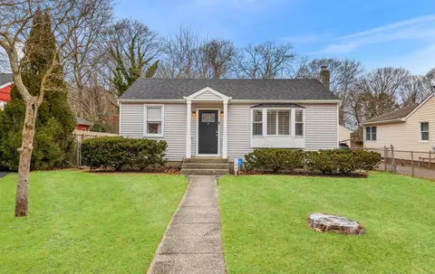 194 Hedges Ave, Patchogue, NY 11772