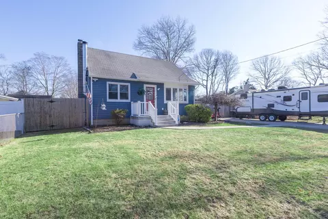 27 Terry Dr, Mastic, NY 11950