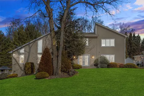 31 Waters Edge, Clarkstown, NY 10920