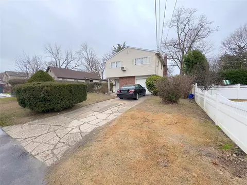 11 Willow St, Wheatley Heights, NY 11798