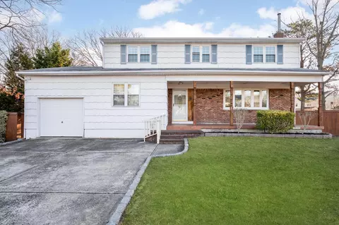 98 Monroe St, Amityville, NY 11701