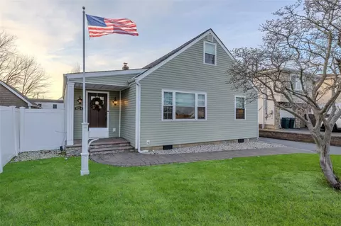 824 Venetian Blvd, Lindenhurst, NY 11757