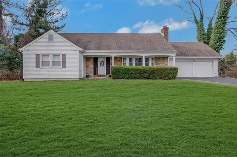 4 Thornwood Cir, Setauket, NY 11733
