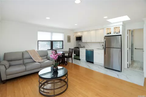 7 Bond St #PH 400, North Hempstead, NY 11021