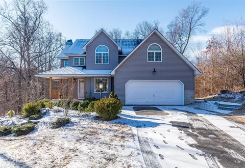 47 Maurerbrook Dr, Fishkill, NY 12524