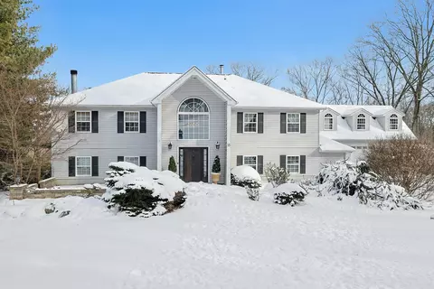 18 Valerie Ln, Mahopac, NY 10541