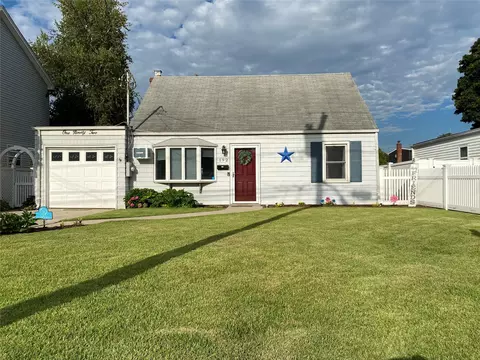 192 S 12th St, Lindenhurst, NY 11757