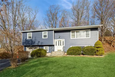 3 Hague Ct, Clarkstown, NY 10954