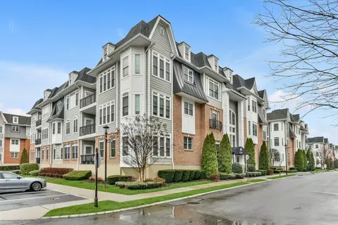 46 Shady Ln, North Hempstead, NY 11590