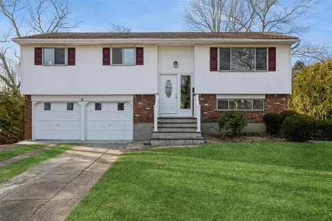 3 Oatley Pl, Commack, NY 11725
