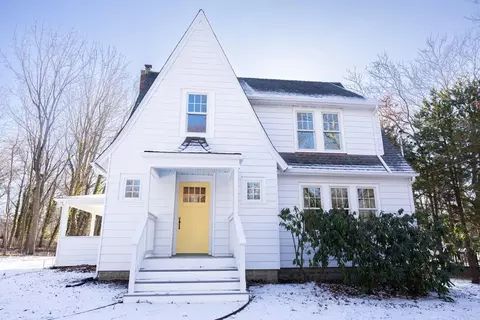 118 Old Post Rd, Setauket, NY 11733
