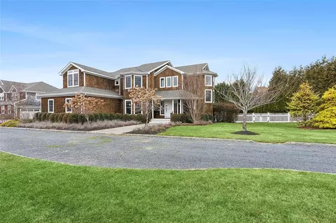 17 Summer Dr, Southampton, NY 11968