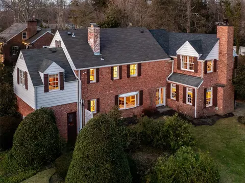 215 Circle Dr, North Hempstead, NY 11030