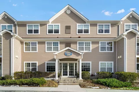 200 Woodcrest Ln #219, Mount Kisco, NY 10549