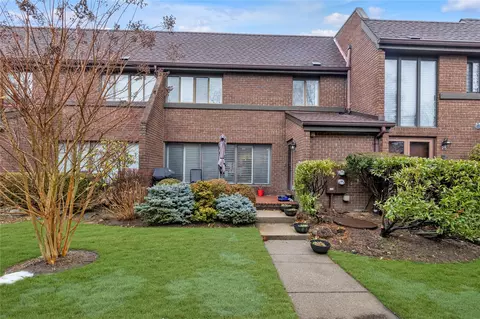 23 Fox Rdg, North Hempstead, NY 11576