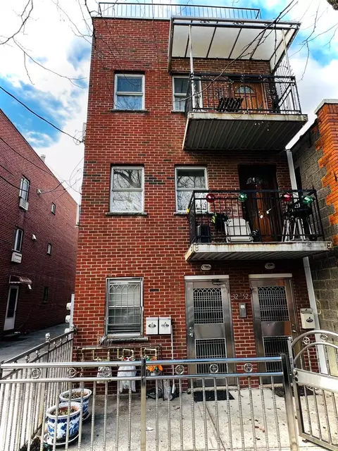 32-52 61st St, New York, NY 11377