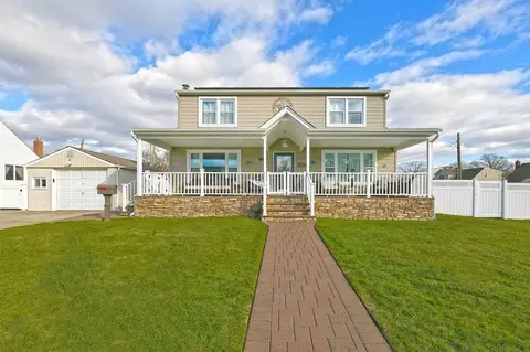 845 Pineneck Rd, Seaford, NY 11783