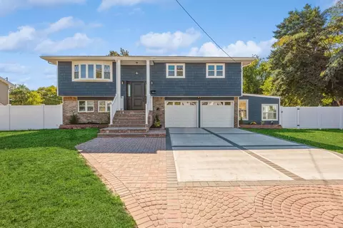 215 3rd St, Lindenhurst, NY 11757