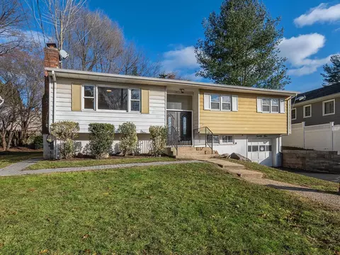 25 Jackson St, Glen Cove, NY 11542