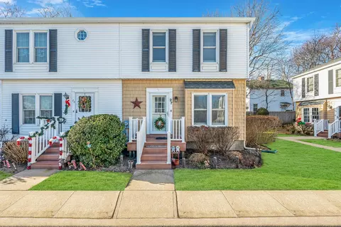 190 Merrick Rd #27, Amityville, NY 11701