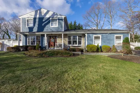7 Galehurst Ln, Saint James, NY 11780