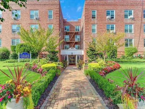 194 Smith St #2-J, Freeport, NY 11520